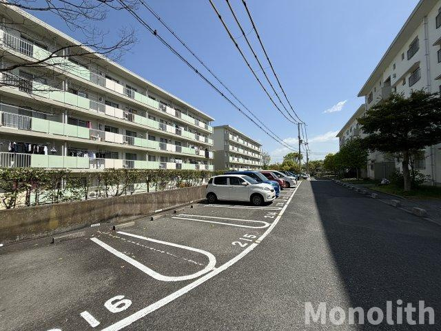 光明台25号棟の駐車場
