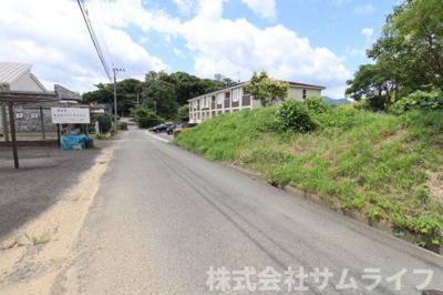 【前面道路含む現地写真】 | 横田　131坪売地