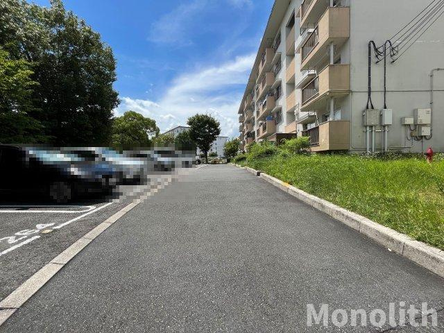泉北茶山台２丁3番22号棟の駐車場