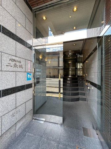 ■徒歩１０分圏内で２沿線利用可能■リノベーション完了■６階部分の南東角住戸■メロディーハイム二条城のエントランス|エントランス