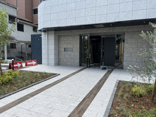 プレサンス塚本ベラビィのエントランス
