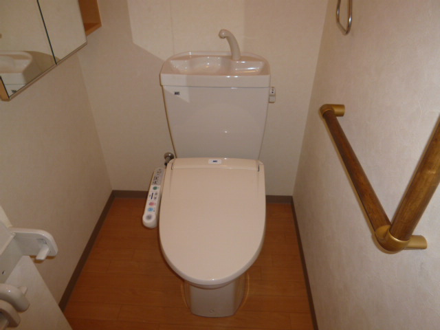 倉敷市連島町鶴新田のアパートのトイレ|シャワー付きトイレ