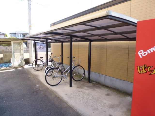 倉敷市連島町鶴新田のアパートのその他共用部分|自転車置き場
