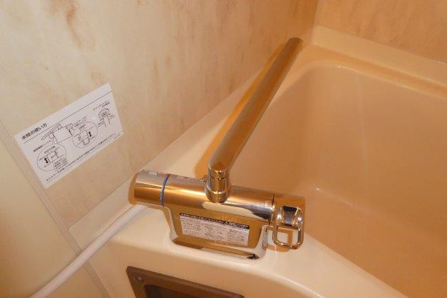倉敷市藤戸町天城のアパートの浴室|サーモスタッド付き水栓