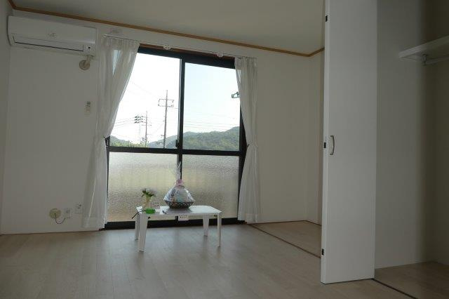 倉敷市藤戸町天城のアパートの居間・リビング|洋室