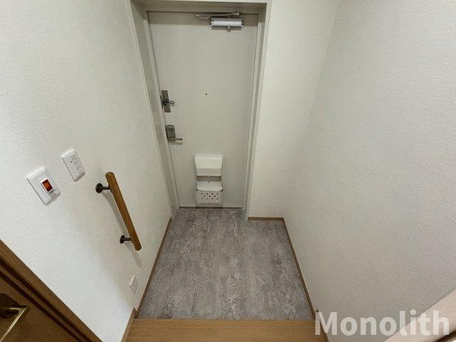 フレール鶴山台101号棟の玄関