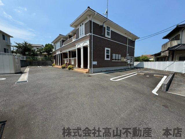 エスト　メゾンの駐車場