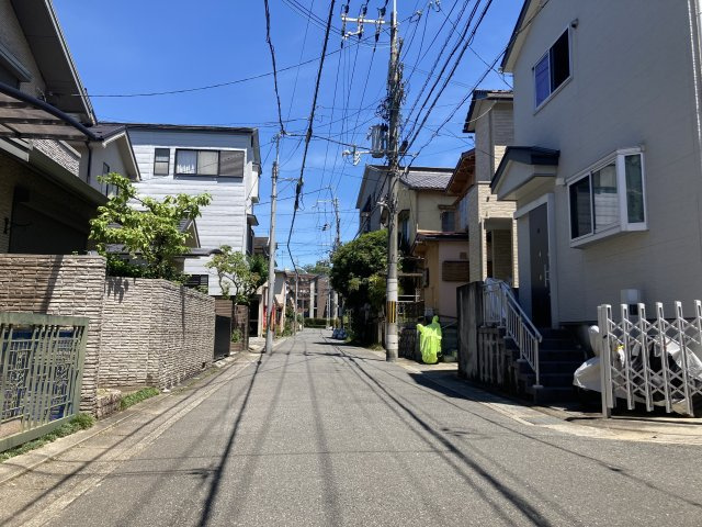 鷹峯旧土居町の前面道路含む現地写真|西側前面道路、5.2ｍありスッキリ