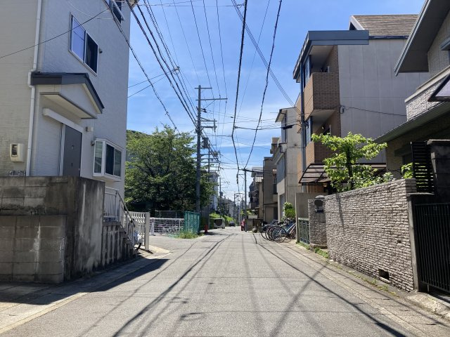 鷹峯旧土居町の前面道路含む現地写真|西側前面道路、5.2ｍありスッキリ