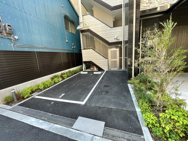 スプランディッド難波SOUTHの駐車場