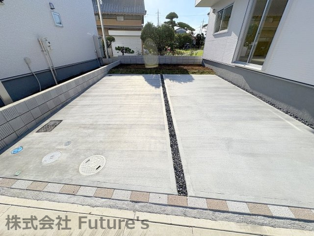 三郷市上口1丁目　新築戸建　全6棟　2号棟の駐車場|カースペース並列2台駐車可能
