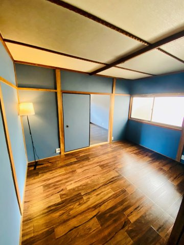 中曽司町戸建ての洋室|明るい洋室です