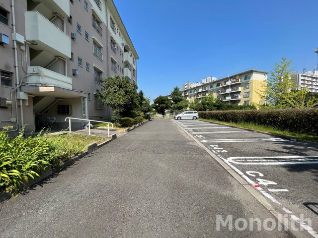 鶴山台36号棟の駐車場