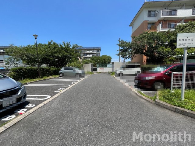 鶴山台16号棟の駐車場