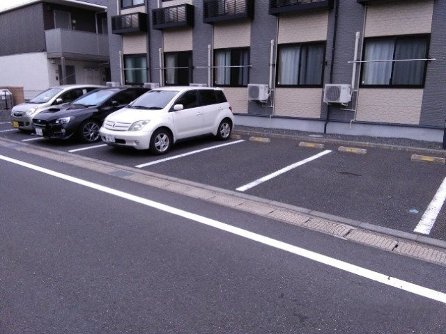 レオパレスユイカーナの駐車場