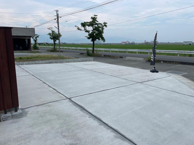 【駐車場】 | 寒河江市西根【新築建売住宅】 | 駐車スペースは土間コンクリート施工されております。広さも充分ですので来客時にも困りませんね。