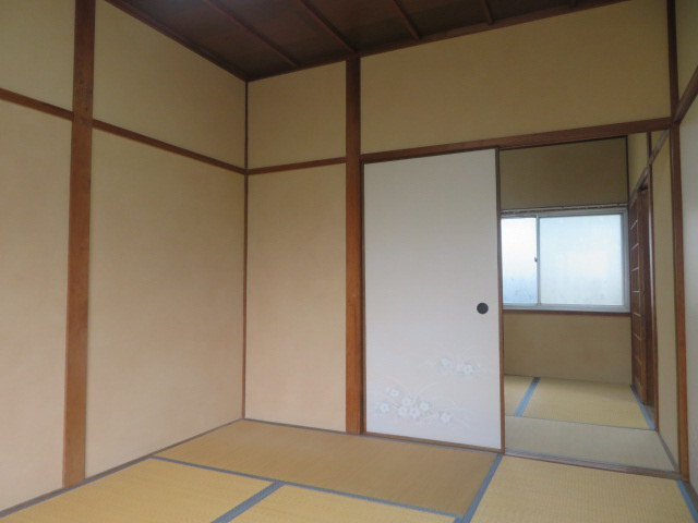 西今宿橋本貸家の居間・リビング