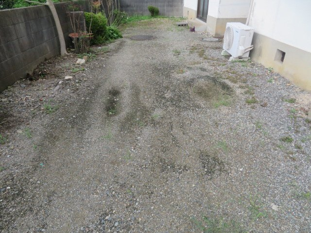 西今宿橋本貸家の駐車場