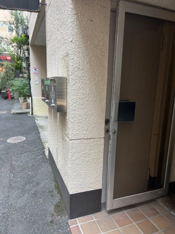 川島ビルのエントランス