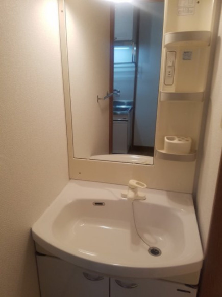 フローラルセゾン春木の独立洗面台|朝の支度にも助かる、独立の洗髪洗面化粧台