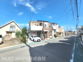 【前面道路含む現地写真】 | 前面道路は西側に幅員約7.6ｍに面しております！たいへん開放的な戸建て住宅です！