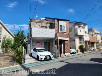 【前面道路含む現地写真】 | 前面道路は西側に幅員約7.6ｍに面しております！たいへん開放的な戸建て住宅です！駐車スペース１台分有り♪