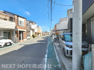 【前面道路含む現地写真】 | 前面道路は西側に幅員約7.6ｍに面しております！たいへん開放的な戸建て住宅です！