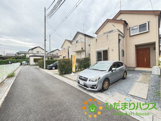 上尾市瓦葺　中古一戸建ての前面道路含む現地写真