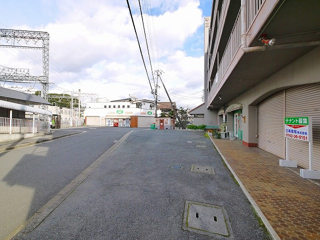 平城駅前三和マンション(店舗)の周辺