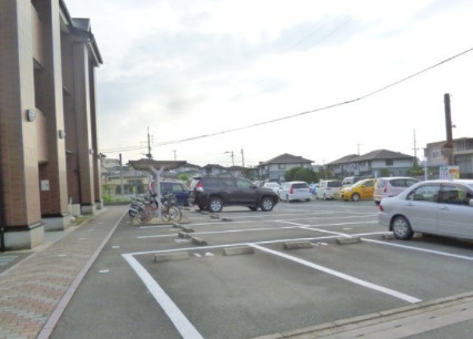 チャームビラの駐車場