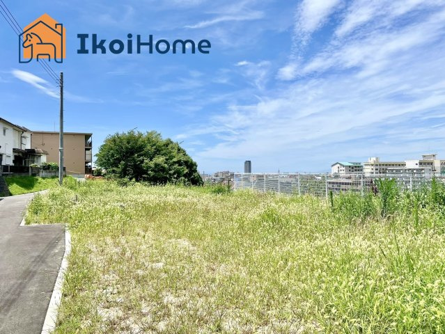 明石市東朝霧丘　土地の前面道路含む現地写真|弊社独自で毎月５組限定「人気オプション３点パック」カーポート・バルコニー・ウッドデッキを１万円で取付