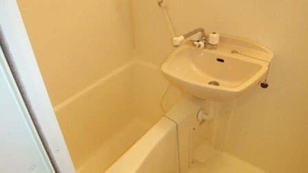 プライマル西船橋の浴室|お風呂には洗面台が御座います