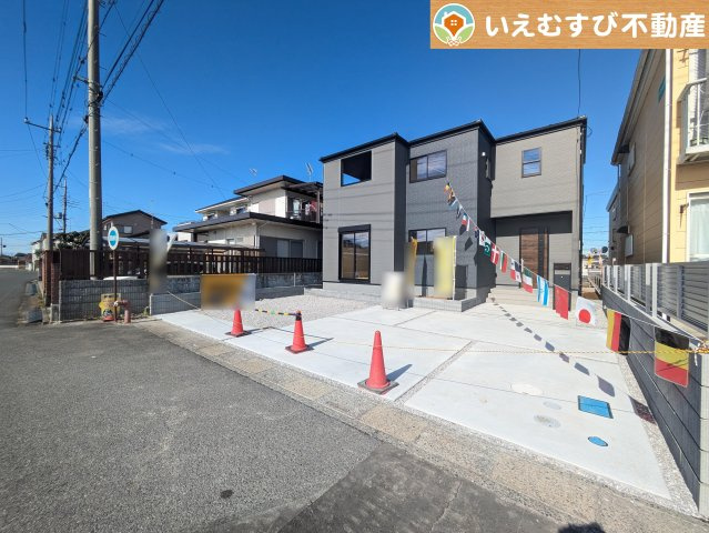 Livele Garden.S　行田矢場第3の駐車場|並列4台駐車可能なゆとりのカースペース
複数台車をお持ちでも、お友達が遊びに来てもゆとりの駐車スペース！