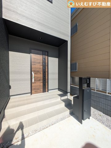 Livele Garden.S　行田矢場第3のエントランス|落ち着いた色づかいのエントランス
駐車場からアクセスの良いエントランス。雨の日や荷物が多くても安心の動線♪