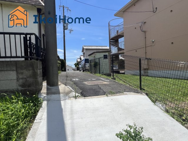 明石市東朝霧丘　土地　２号地の前面道路含む現地写真|弊社独自で毎月５組限定「人気オプション３点パック」カーポート・バルコニー・ウッドデッキを１万円で取付