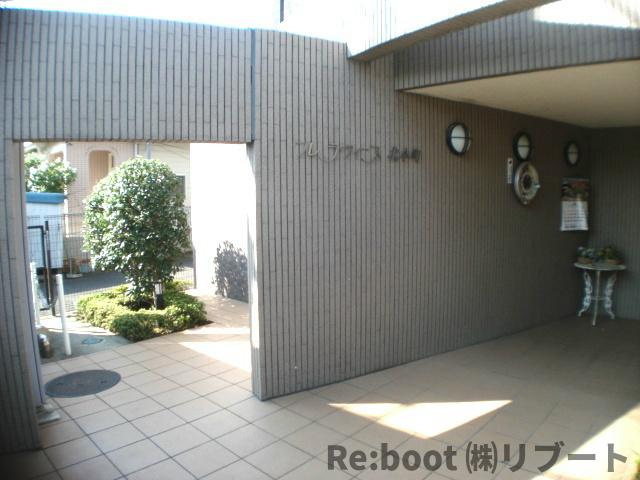 フレラヴィーヌ北本町のエントランス