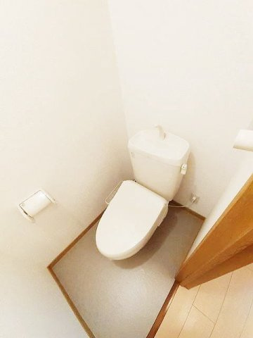 熊本市東区下南部２丁目の賃貸マンションのトイレ|落ち着いた色調のトイレです