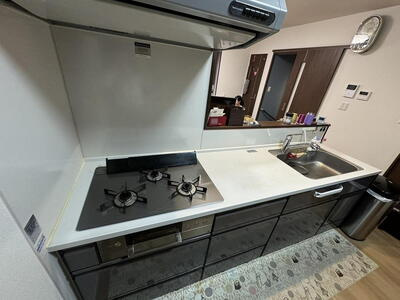 藤田町4丁目　中古一戸建てのキッチン|対面キッチン　3口コンロ■物件内覧・資金計画相談・住宅ローン相談、リフォーム相談、お問合せ受付中■
※当日・翌日のご内覧、ご相談はお電話でのお問合せがスムーズです！