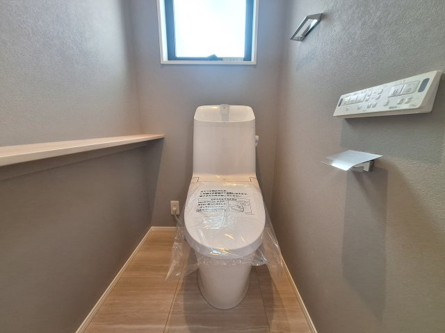 【トイレ】 | 中野区上高田５丁目　新築戸建C号棟 | 新井薬師駅まで徒歩６分の利便性♪１６．９帖のＬＤＫ♪♪
１階には明るい室内環境を作るトップライトを設置♪