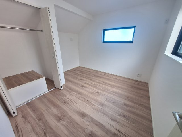 【洋室】 | 中野区上高田５丁目　新築戸建C号棟 | 新井薬師駅まで徒歩６分の利便性♪１６．９帖のＬＤＫ♪♪
１階には明るい室内環境を作るトップライトを設置♪