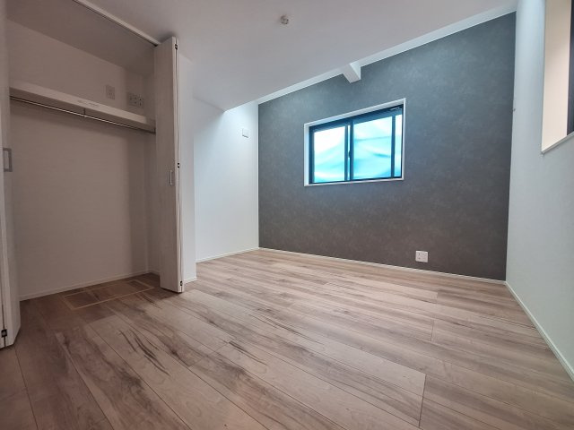 【洋室】 | 中野区上高田５丁目　新築戸建C号棟 | 新井薬師駅まで徒歩６分の利便性♪１６．９帖のＬＤＫ♪♪
１階には明るい室内環境を作るトップライトを設置♪