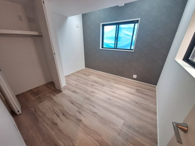 【洋室】 | 中野区上高田５丁目　新築戸建C号棟 | 新井薬師駅まで徒歩６分の利便性♪１６．９帖のＬＤＫ♪♪
１階には明るい室内環境を作るトップライトを設置♪