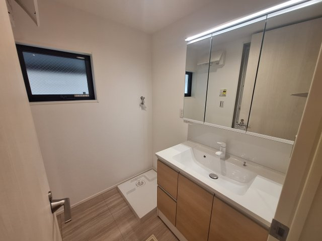 【独立洗面台】 | 中野区上高田５丁目　新築戸建C号棟 | 新井薬師駅まで徒歩６分の利便性♪１６．９帖のＬＤＫ♪♪
１階には明るい室内環境を作るトップライトを設置♪