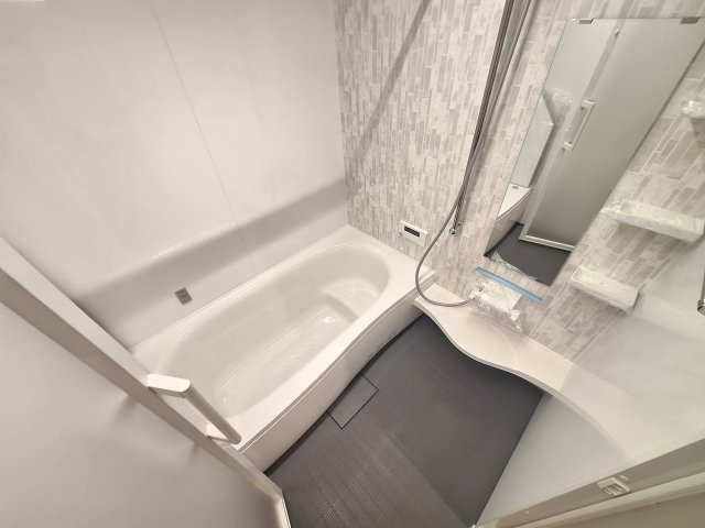 【浴室】 | 中野区上高田５丁目　新築戸建C号棟 | 新井薬師駅まで徒歩６分の利便性♪１６．９帖のＬＤＫ♪♪
１階には明るい室内環境を作るトップライトを設置♪