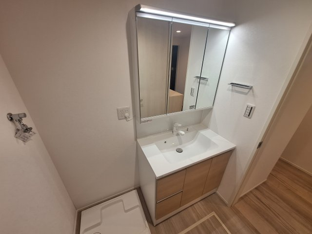 【独立洗面台】 | 中野区上高田５丁目　新築戸建C号棟 | 新井薬師駅まで徒歩６分の利便性♪１６．９帖のＬＤＫ♪♪
１階には明るい室内環境を作るトップライトを設置♪