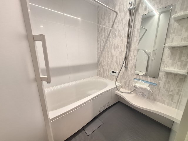 【浴室】 | 中野区上高田５丁目　新築戸建C号棟 | 新井薬師駅まで徒歩６分の利便性♪１６．９帖のＬＤＫ♪♪
１階には明るい室内環境を作るトップライトを設置♪