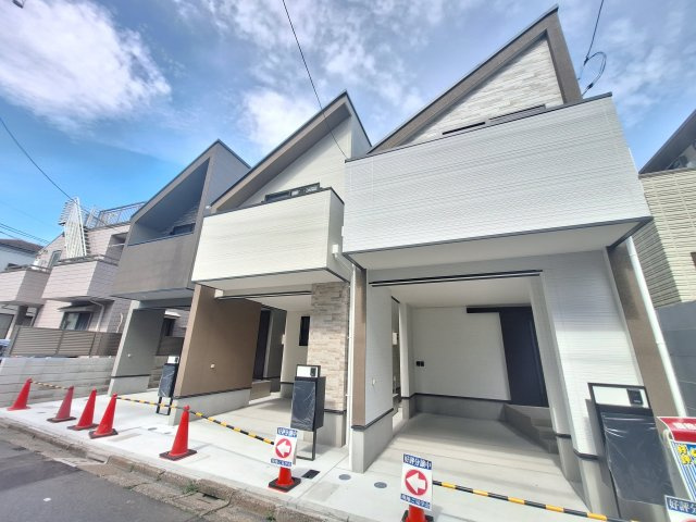 【前面道路含む現地写真】 | 中野区上高田５丁目　新築戸建C号棟 | 新井薬師駅まで徒歩６分の利便性♪１６．９帖のＬＤＫ♪♪
１階には明るい室内環境を作るトップライトを設置♪