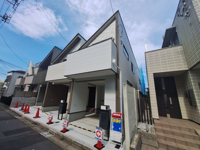 【外観】 | 中野区上高田５丁目　新築戸建C号棟 | 新井薬師駅まで徒歩６分の利便性♪１６．９帖のＬＤＫ♪♪
１階には明るい室内環境を作るトップライトを設置♪