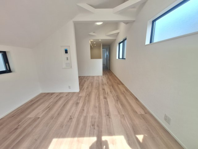 【居間・リビング】 | 中野区上高田５丁目　新築戸建C号棟 | 新井薬師駅まで徒歩６分の利便性♪１６．９帖のＬＤＫ♪♪
１階には明るい室内環境を作るトップライトを設置♪