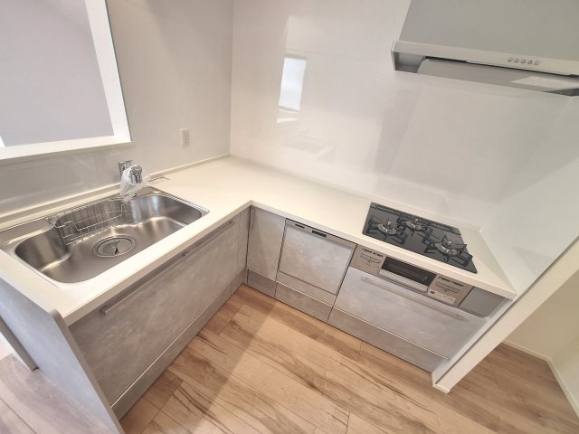 【キッチン】 | 中野区上高田５丁目　新築戸建C号棟 | 新井薬師駅まで徒歩６分の利便性♪１６．９帖のＬＤＫ♪♪
１階には明るい室内環境を作るトップライトを設置♪